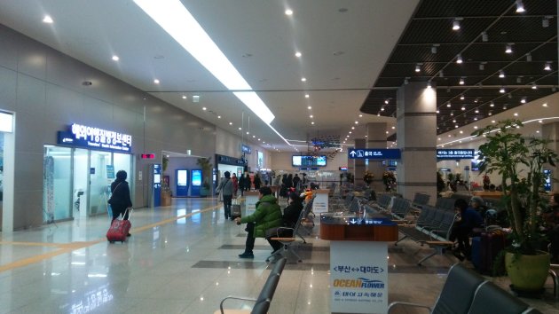 新釜山国際旅客ターミナル3階の出国ロビー